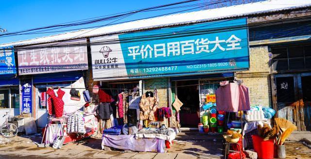 時(shí)光凝固的街角 河北四十載老城，打烊門板與二手百貨里的八十年代